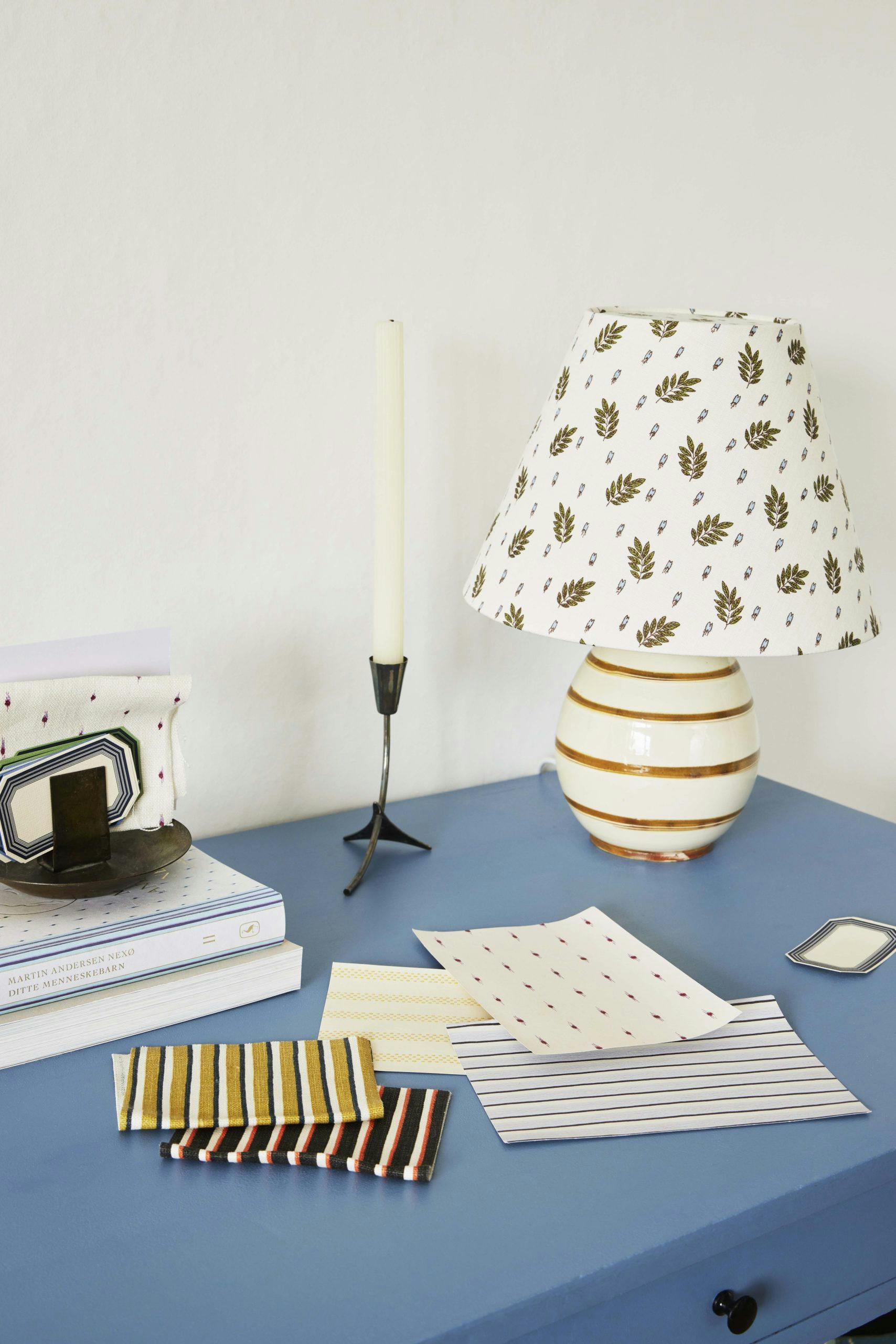 LoneDecouverte240512 Detaljer fra skrivebord med lampe
